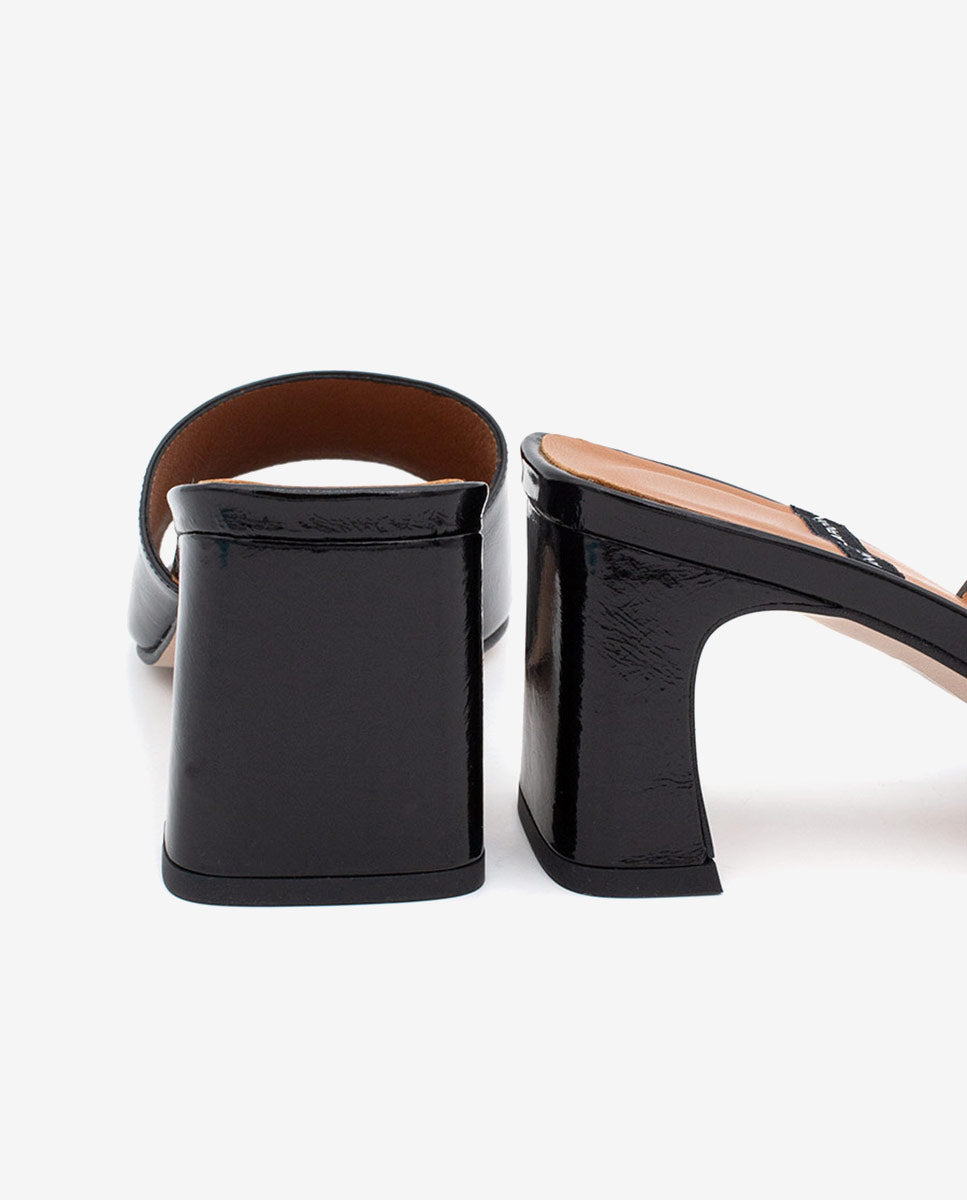 ZELIE - Mules abiertas con tacón medio de piel brillante – negro – Talla 40 – Ángel Alarcón