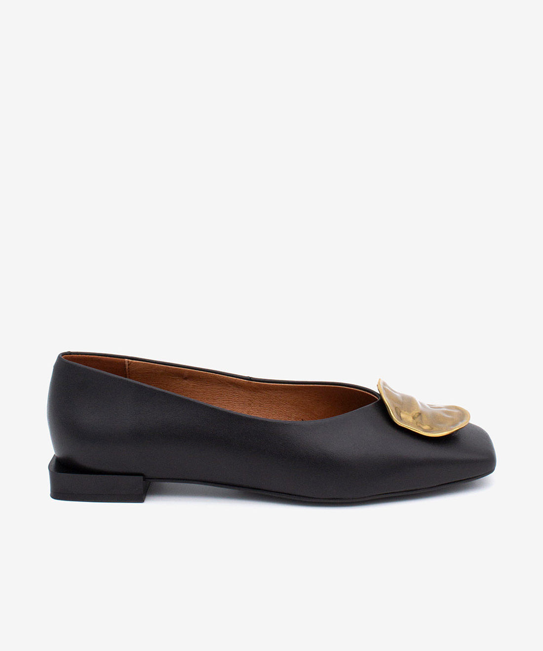 LEYA – Bailarina con punta cuadrada y adorno de chapa dorada de piel – negro – Talla 35 – Ángel Alarcón