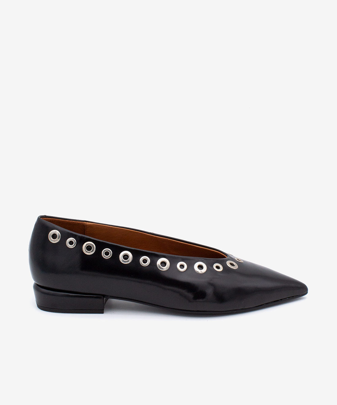 AUDE – Bailarina de mujer de piel acharolada con punta fina y tachas – negro – Talla 35 – Ángel Alarcón