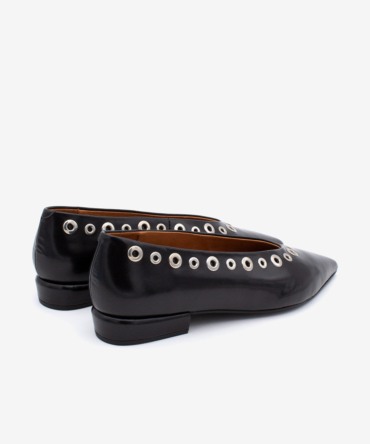 AUDE – Bailarina de mujer de piel acharolada con punta fina y tachas – negro – Talla 37 – Ángel Alarcón