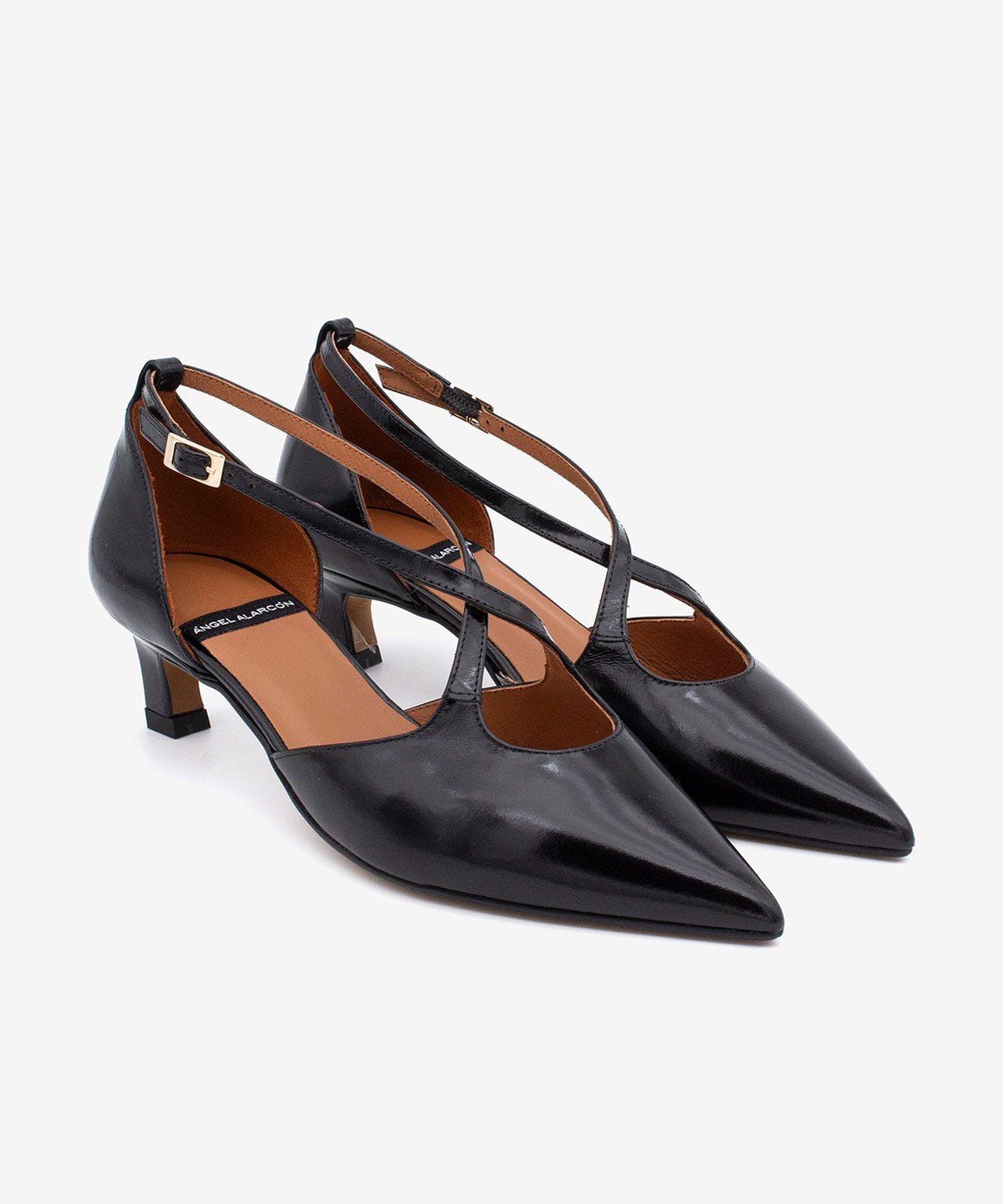 JOLIE – Zapato de pala y talón con cierre cruzado y tacón mini de piel acharolada – negro – Talla 38 – Ángel Alarcón