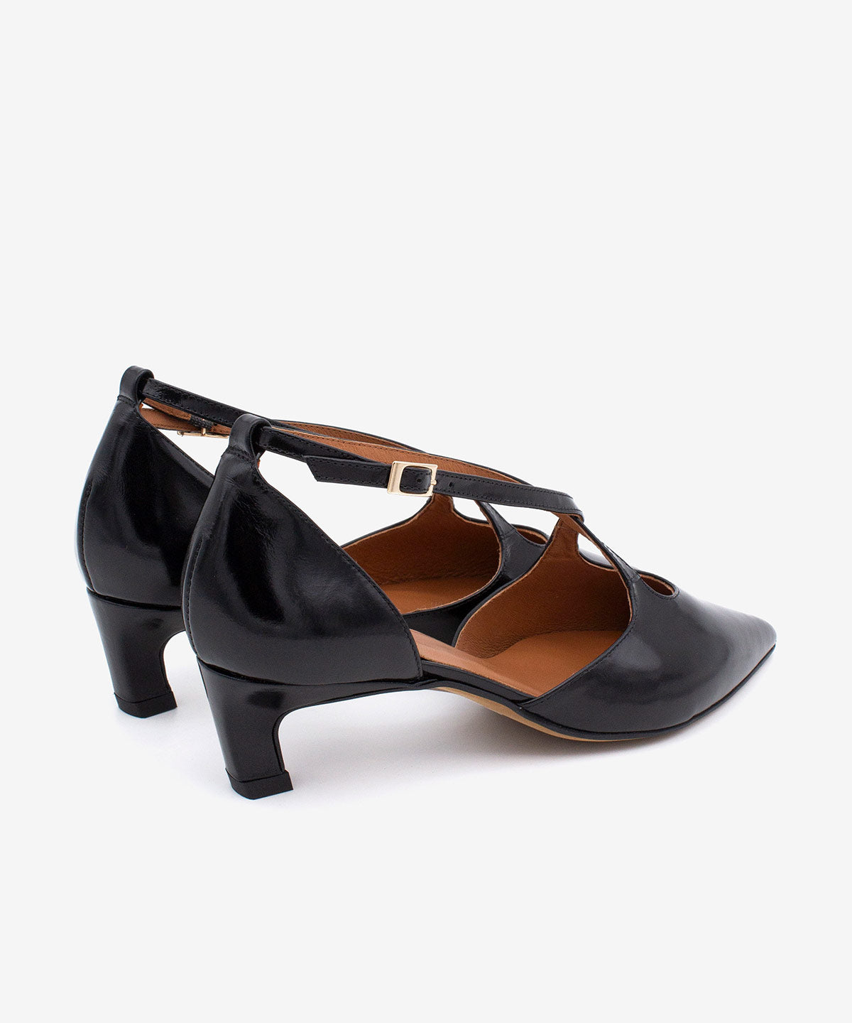 JOLIE – Zapato de pala y talón con cierre cruzado y tacón mini de piel acharolada – negro – Talla 39 – Ángel Alarcón