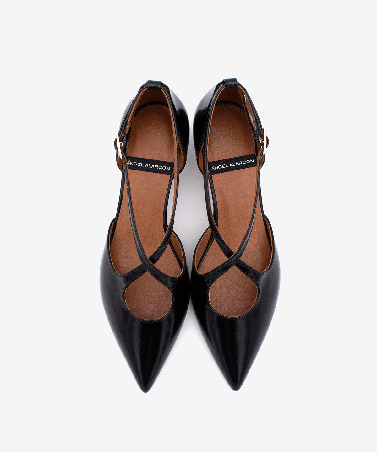 JOLIE – Zapato de pala y talón con cierre cruzado y tacón mini de piel acharolada – negro – Talla 40 – Ángel Alarcón