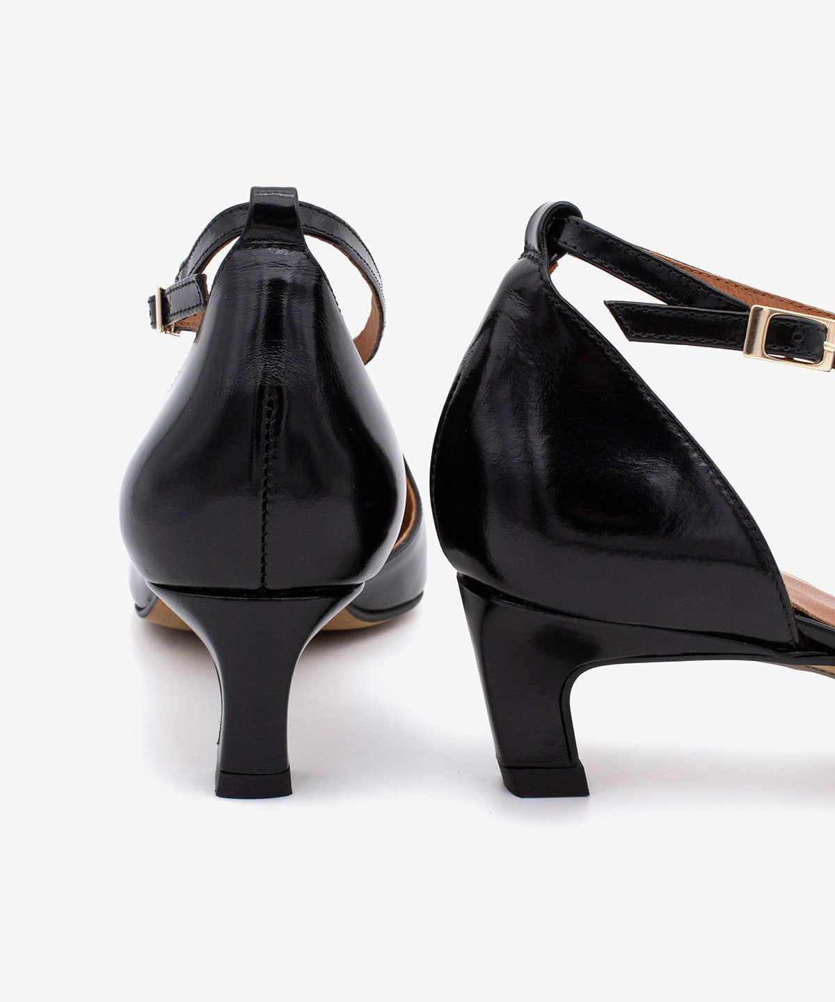 JOLIE – Zapato de pala y talón con cierre cruzado y tacón mini de piel acharolada – negro – Talla 40 – Ángel Alarcón