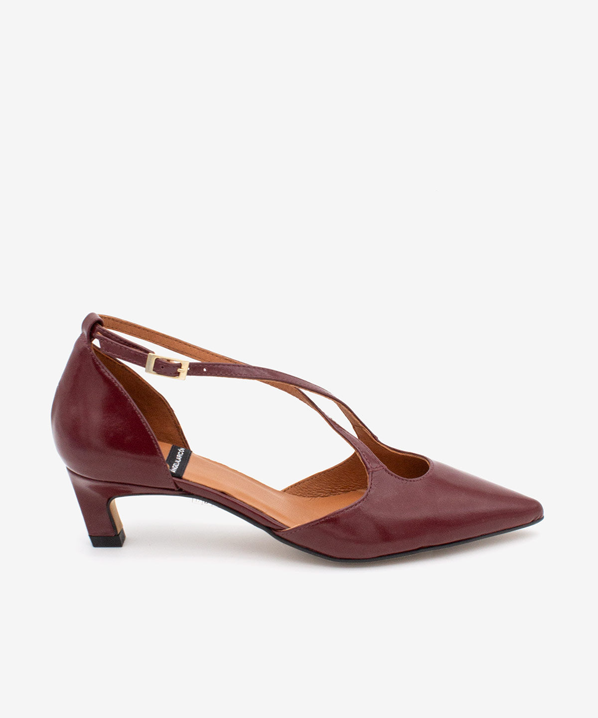 JOLIE – Zapato de pala y talón con cierre cruzado y tacón mini de piel acharolada – Talla 35 – Ángel Alarcón