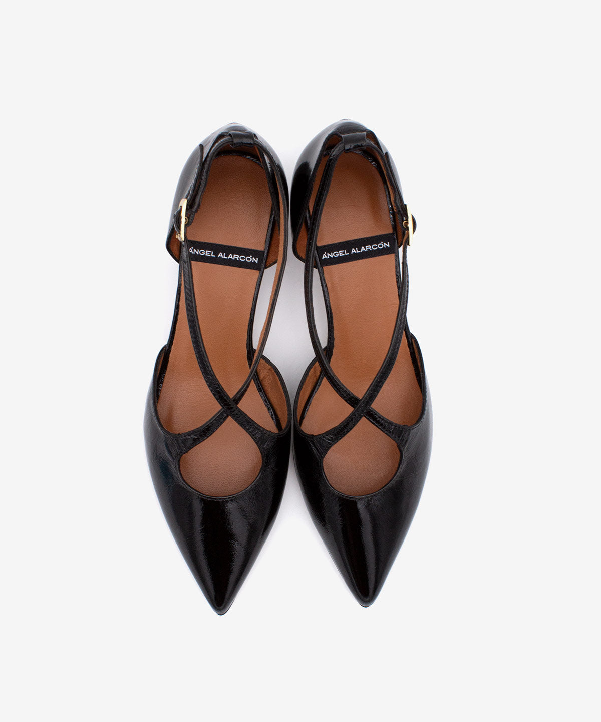 JOLIE – Zapato de pala y talón con cierre cruzado y tacón mini de piel brillante – negro – Talla 38 – Ángel Alarcón