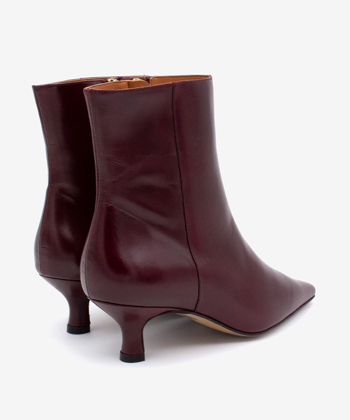 CLEO - Botín de tacón bajo con puntera fina de piel lisa semibrillante - Zapatos burdeos - Zapatos de mujer Ángel Alarcón - Women Shoes 2026