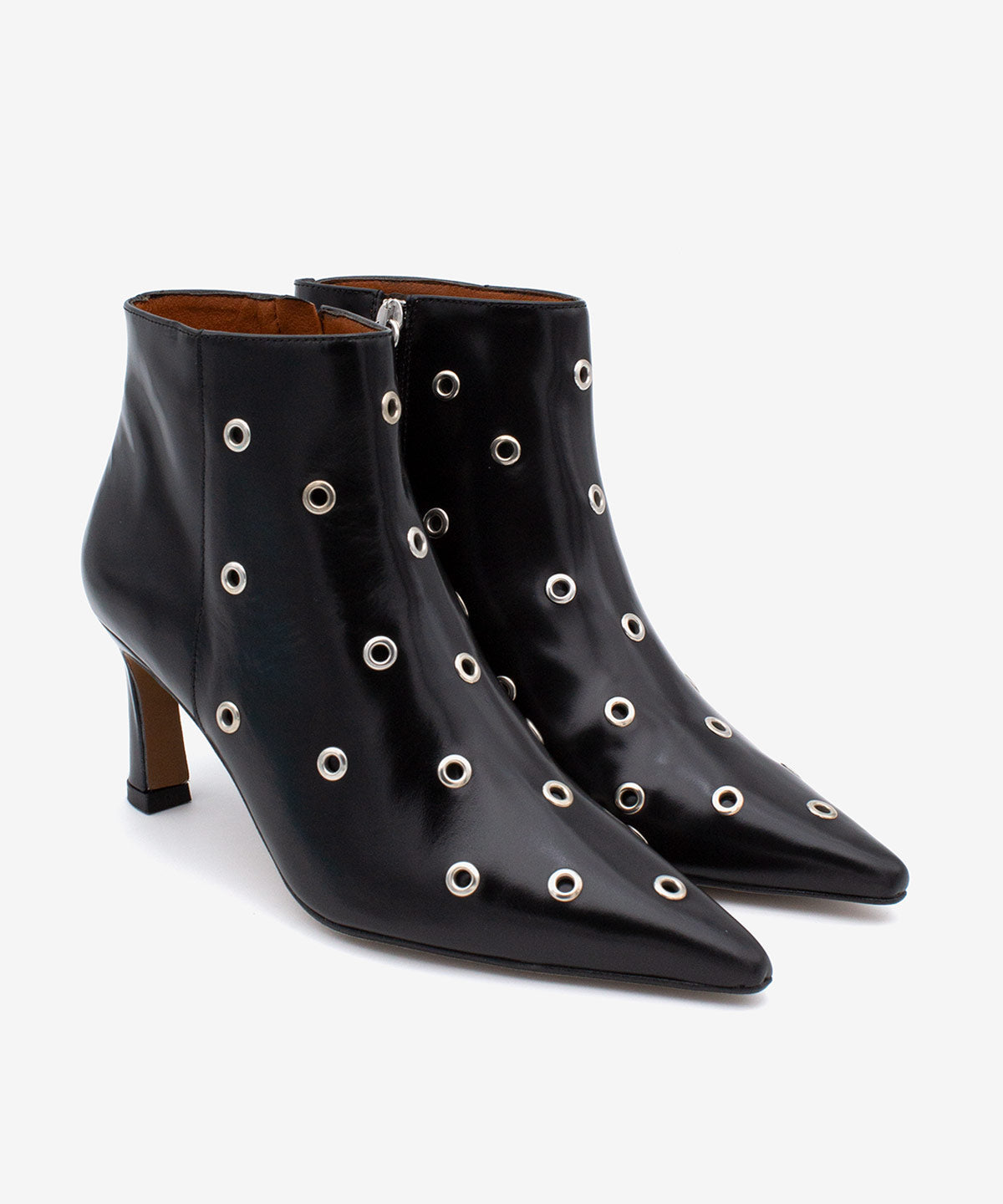 CLARINE – Botines con tacón cómodo y tachas de piel acharolada – negro – Talla 36 – Ángel Alarcón