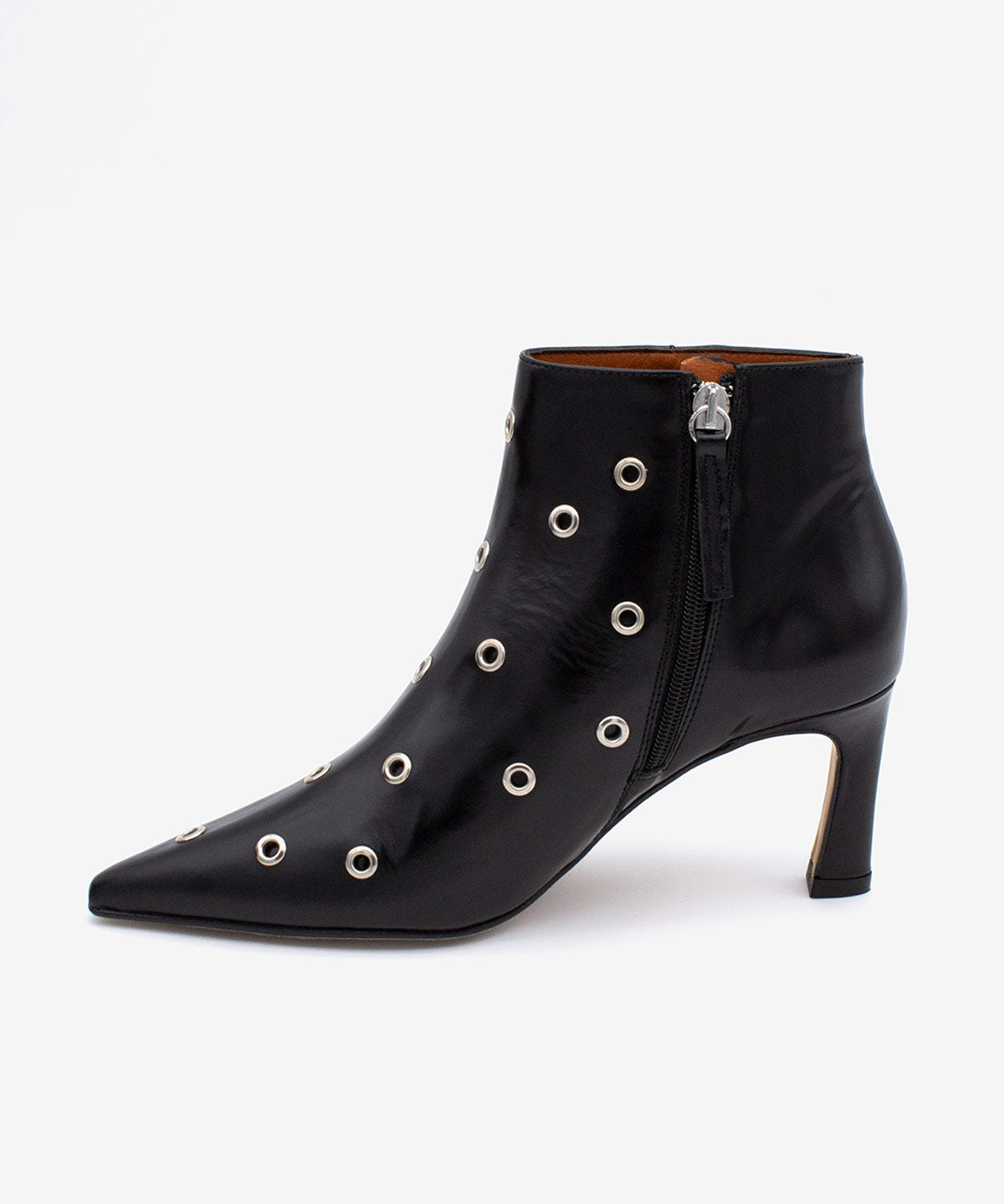 CLARINE – Botines con tacón cómodo y tachas de piel acharolada – negro – Talla 38 – Ángel Alarcón