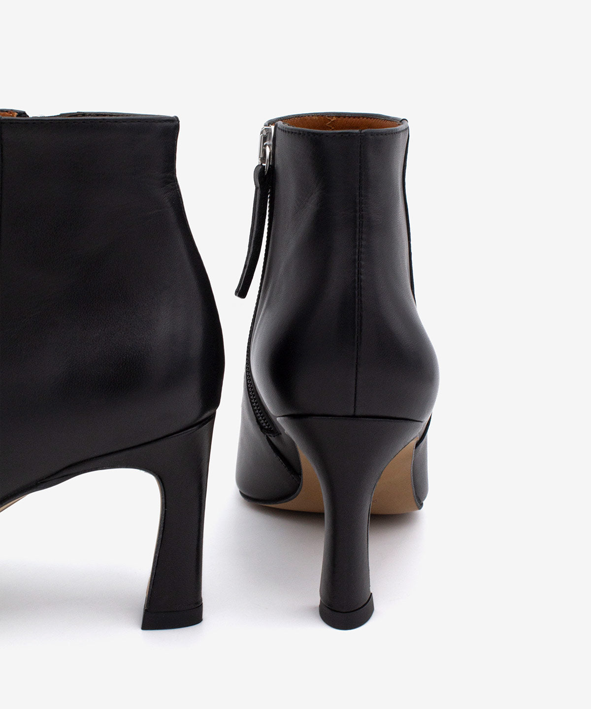 CLARINE – Botines con tacón cómodo y tachas de piel – negro – Talla 40 – Ángel Alarcón