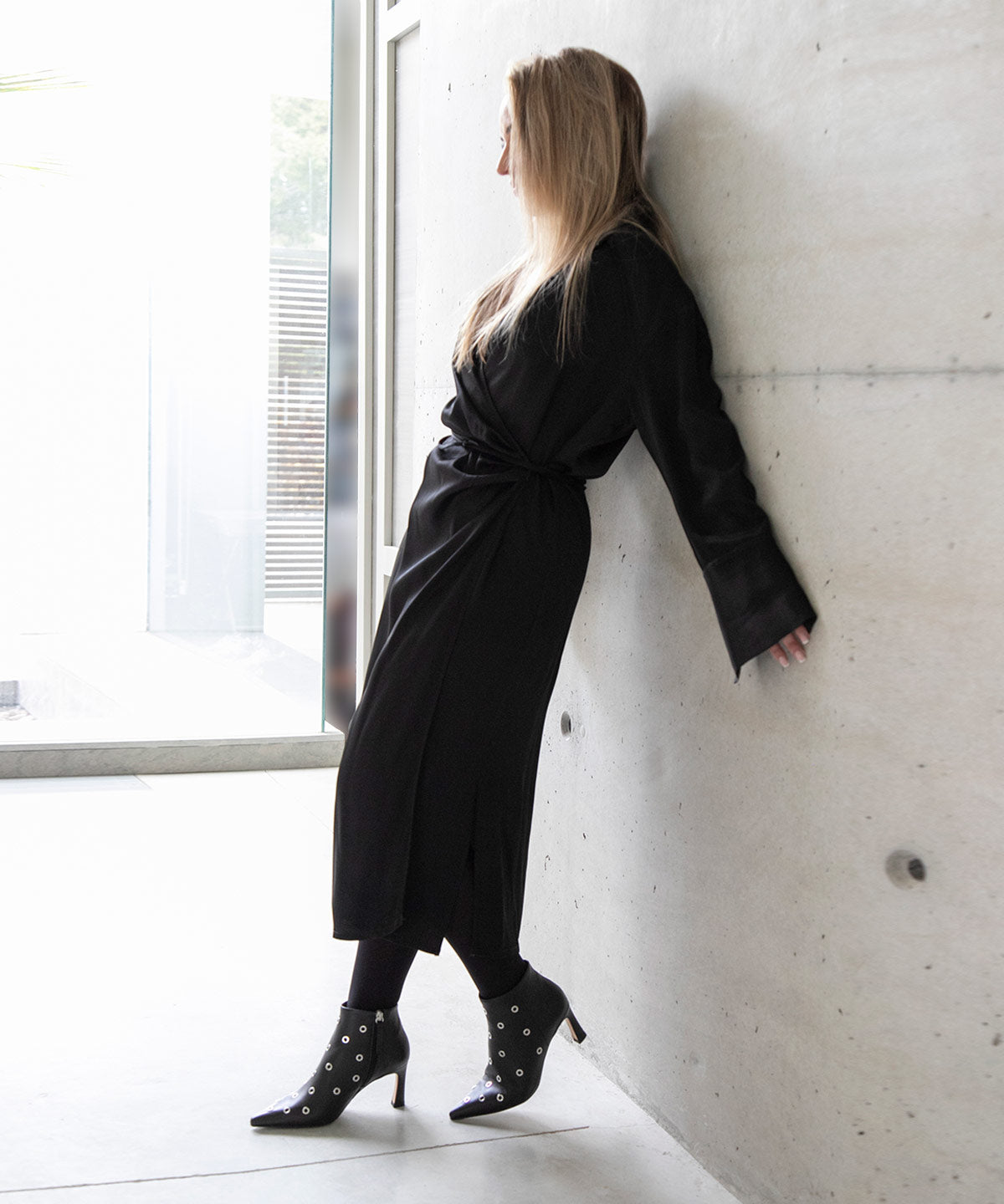 CLARINE – Botines con tacón cómodo y tachas de piel – negro – Talla 36 – Ángel Alarcón