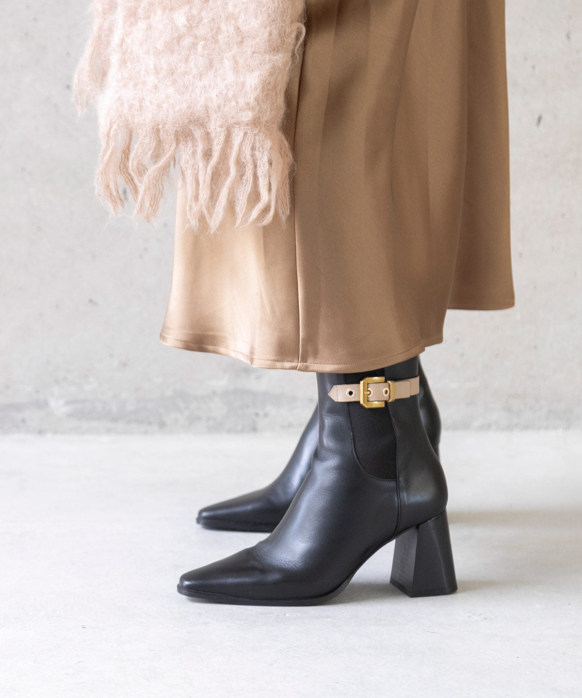 SANNA – Botín de mujer con elástico y cremallera de piel dos tonos – negro – Talla 36 – Ángel Alarcón