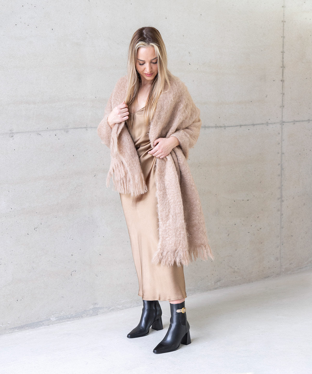 SANNA – Botín de mujer con elástico y cremallera de piel dos tonos – negro – Talla 38 – Ángel Alarcón