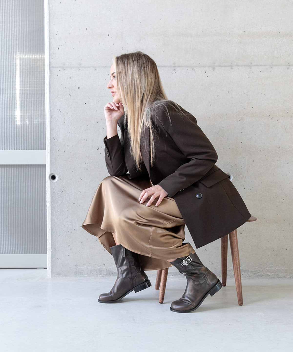 VERNA – Botín de mujer de caña ancha con hebilla decorativa en piel cepillada – taupe – Talla 36 – Ángel Alarcón