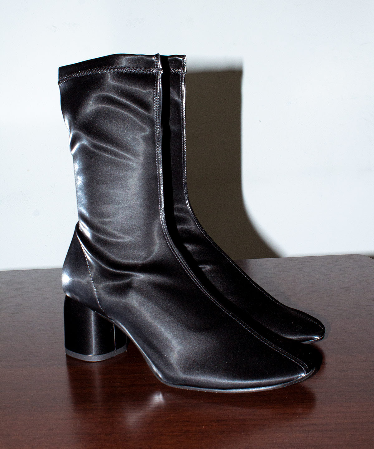 MADEL – Bota de mujer tipo calcetín de caña baja en elástico brillante – negro – Talla 38 – Ángel Alarcón