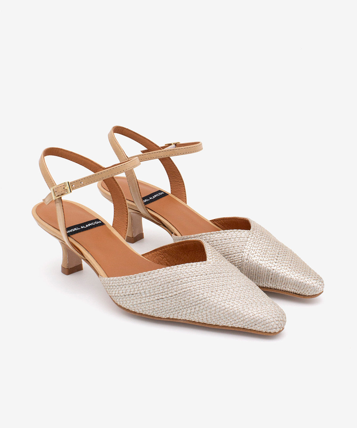 EMILIA – Salón con talón descubierto sujeto al tobillo con tacón bajo – beige – Talla 37 – Ángel Alarcón