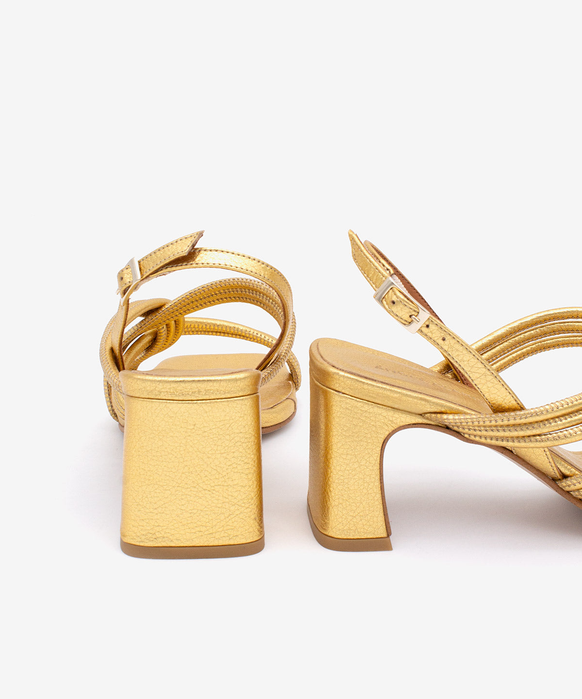 AURORA – Sandalia de tiras acolchadas con tacón ancho de piel metalizada – oro – Talla 40 – Ángel Alarcón
