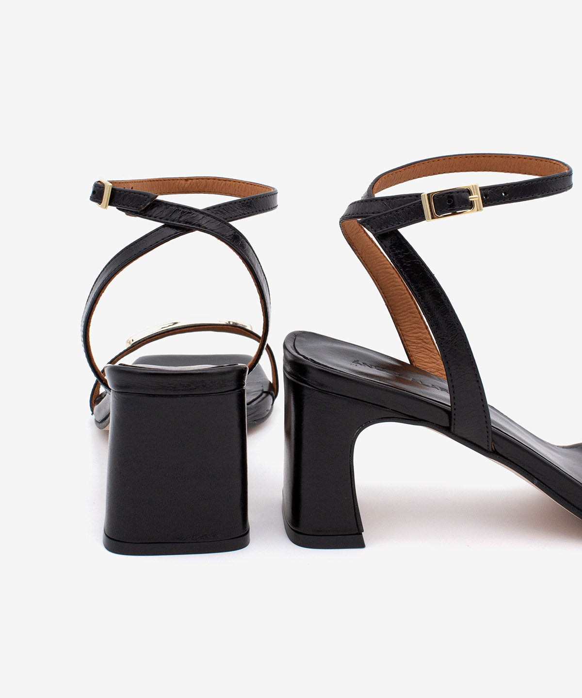 SIBILA – Sandalias de tira con adorno, pulsera y tacón de piel texturizada - Zapatos Negros - Zapatos de mujer Ángel Alarcón - Women Shoes 1970