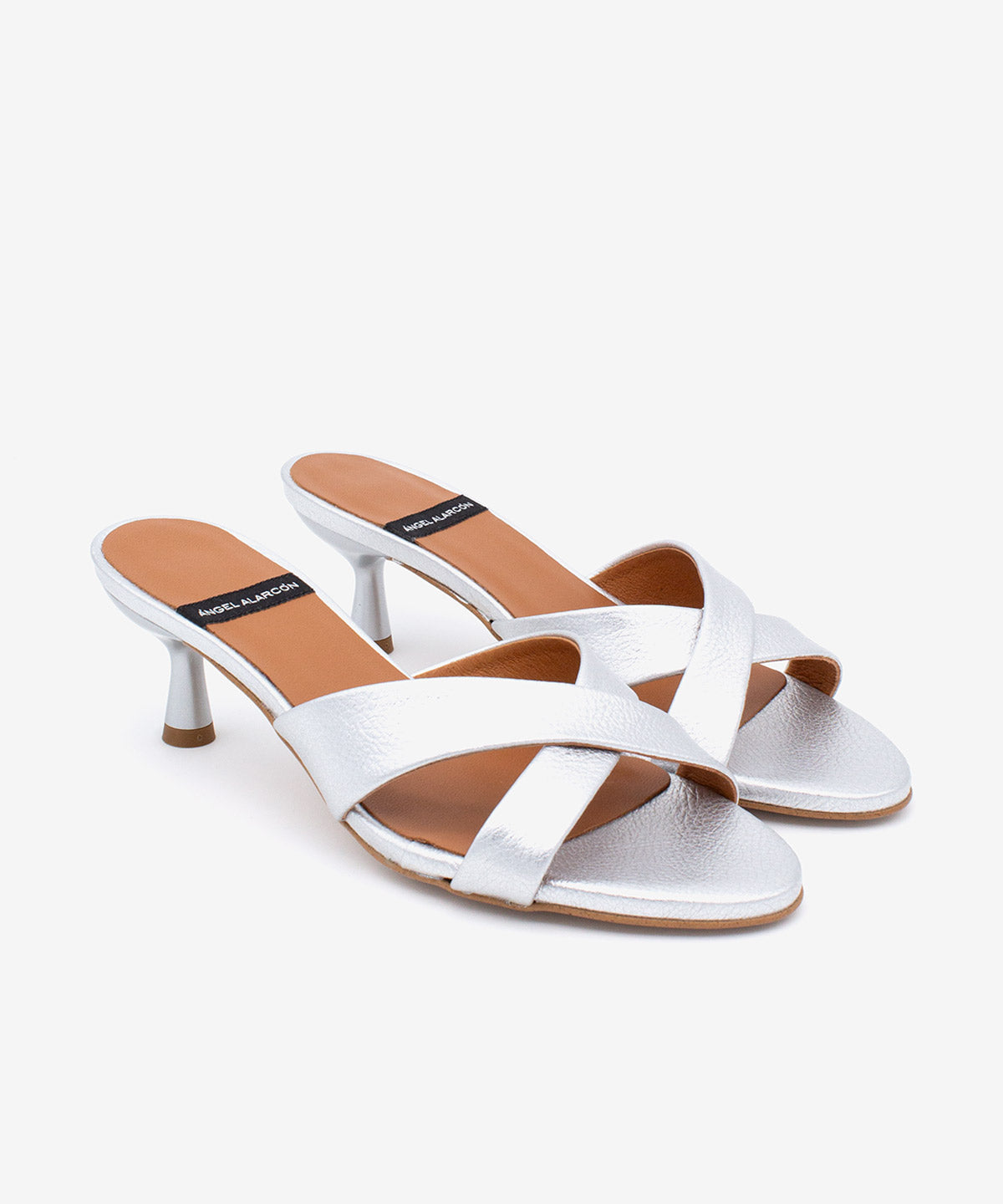 ELODIA – Mules de tacón fino cómodo con pala cruzada de piel metalizada – plata – Talla 35 – Ángel Alarcón