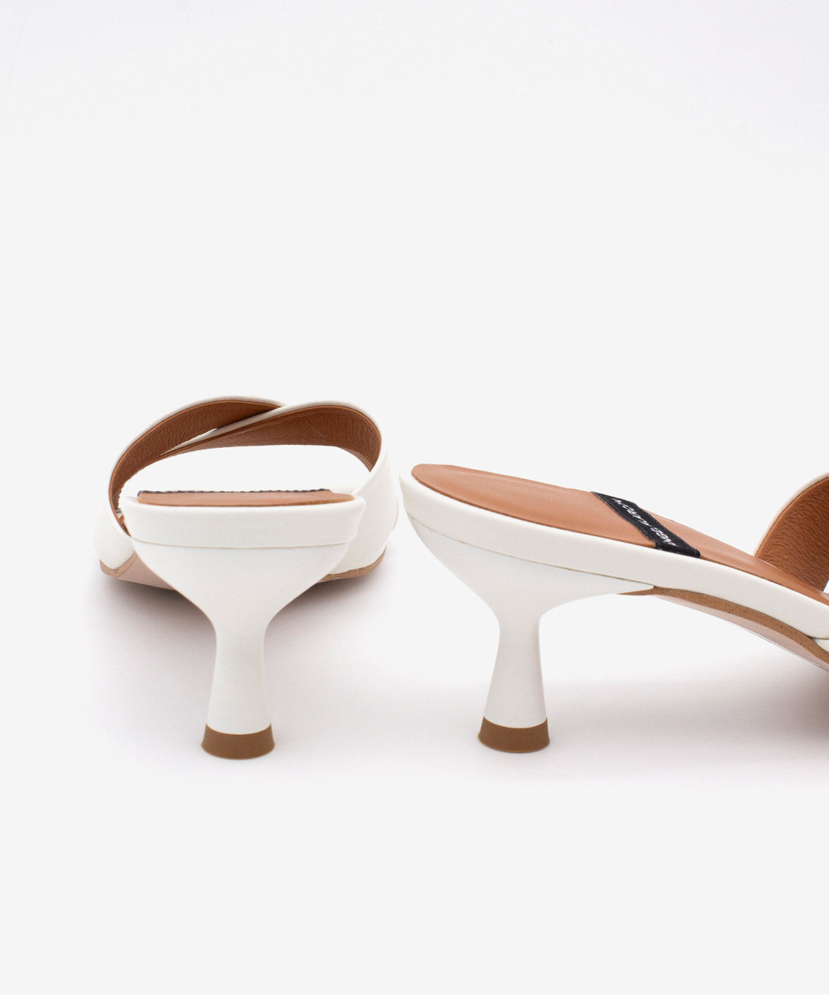 ELODIA – Mules de tacón fino cómodo con pala cruzada de piel suave – blanco – Talla 40 – Ángel Alarcón