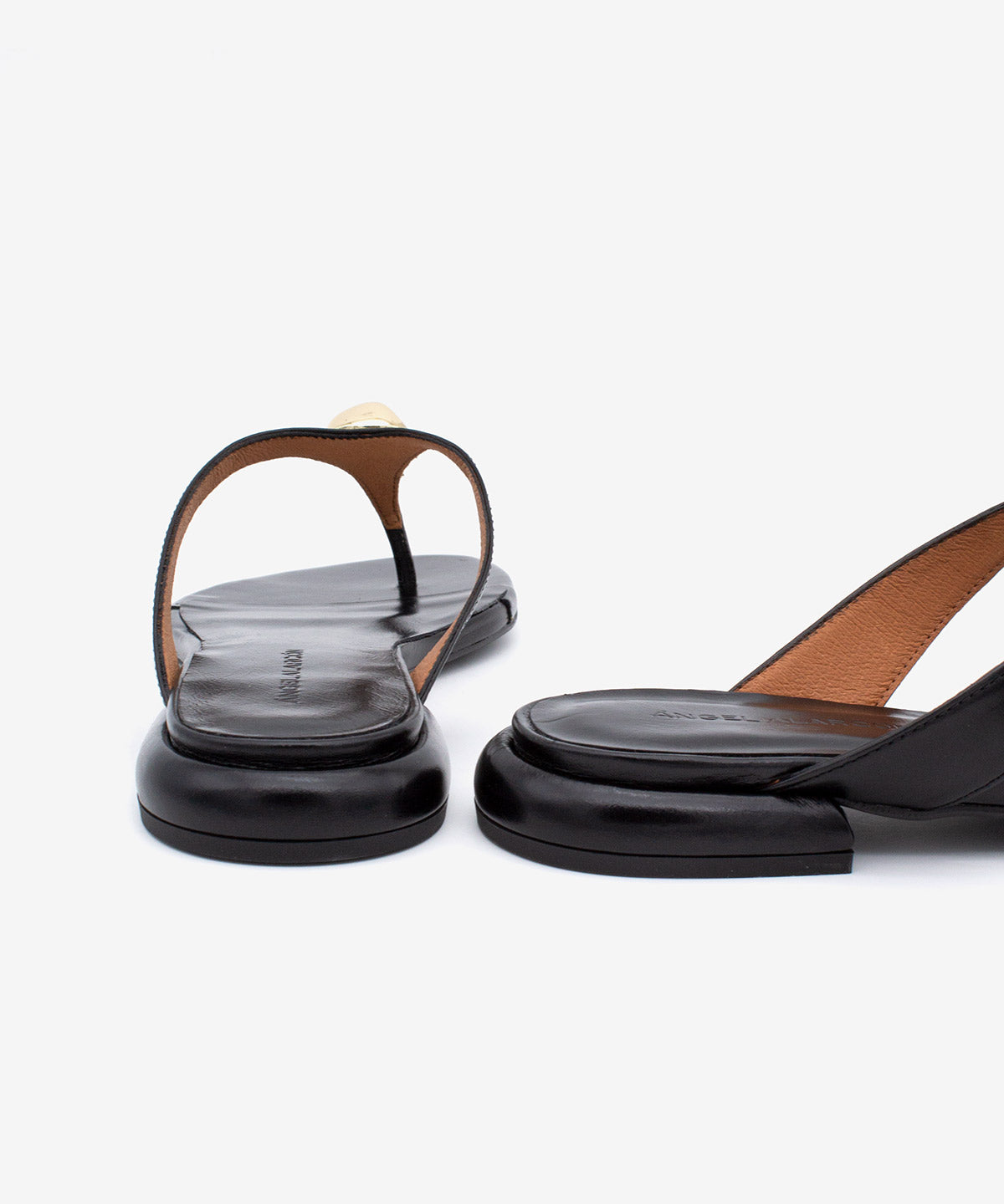 CLAUDIA – Sandalia de dedo con adorno metálico de piel texturizada – negro – Talla 38 – Ángel Alarcón