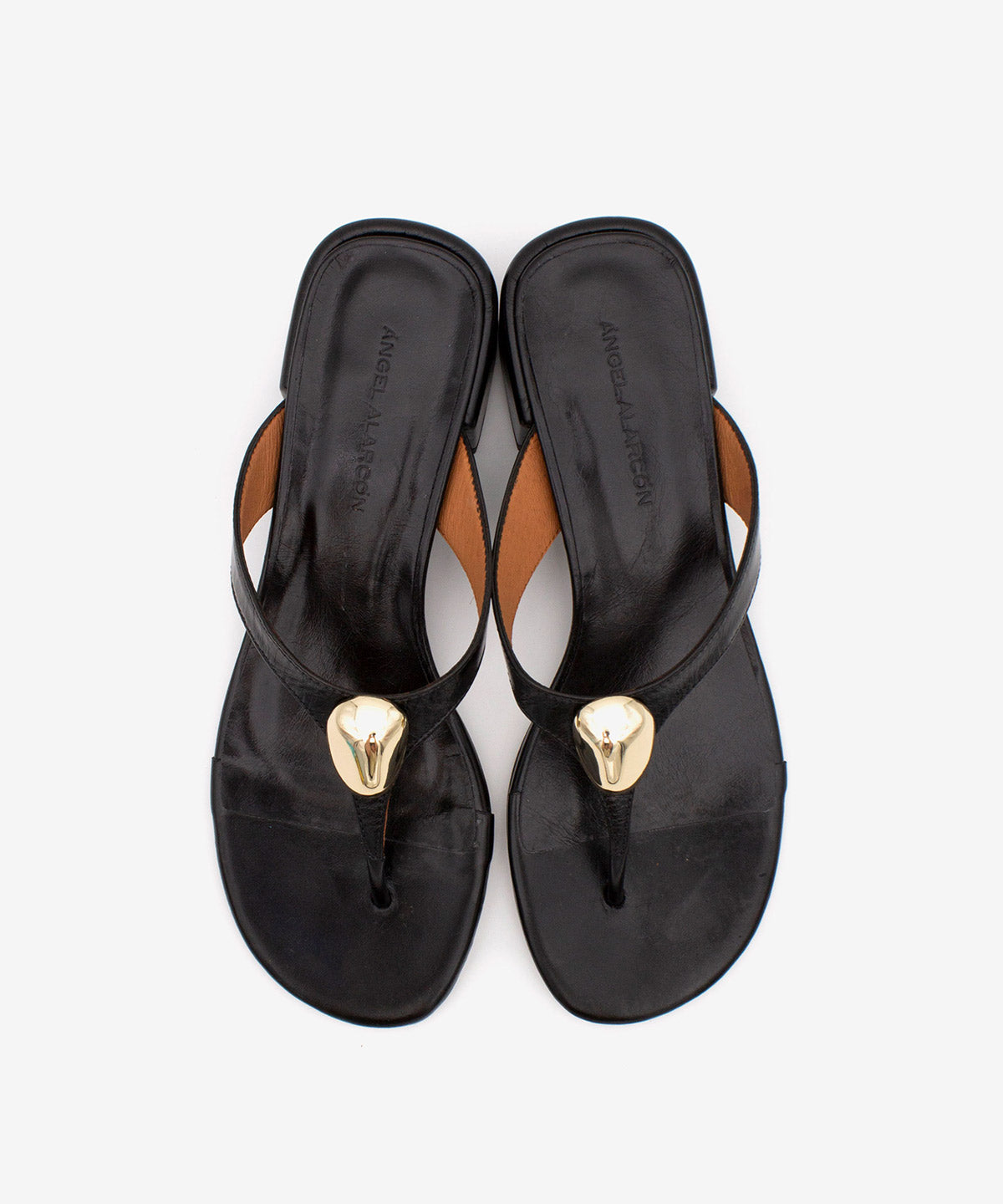 ZELMA – Sandalia de dedo de tacón bajo de piel texturizada – negro – Talla 39 – Ángel Alarcón