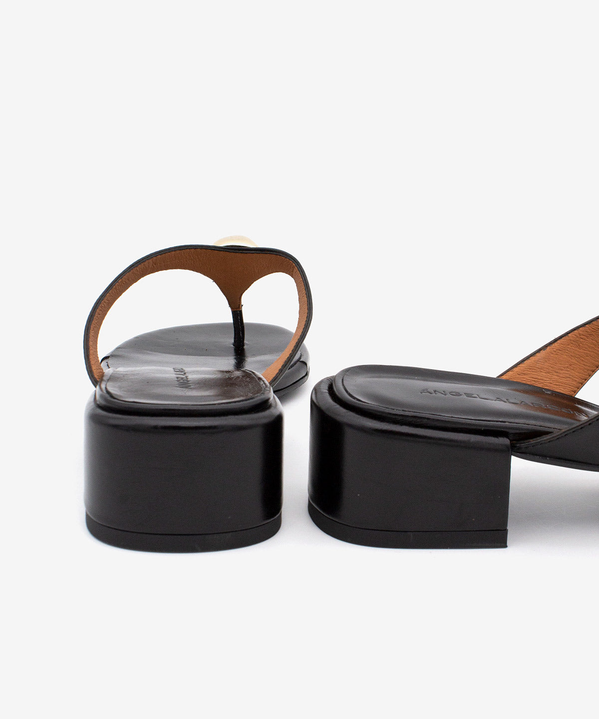 ZELMA – Sandalia de dedo de tacón bajo de piel texturizada – negro – Talla 40 – Ángel Alarcón