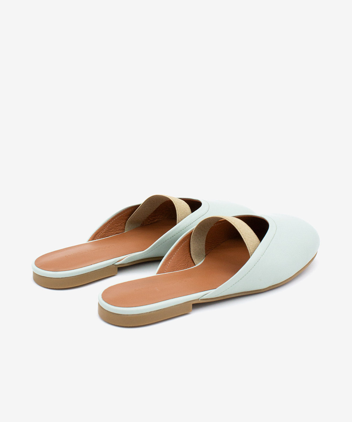 DELIA – Zueco plano destalonado de mujer con cierre elástico de piel suave - Zapatos verde claro - Zapatos de mujer Ángel Alarcón - Women Shoes 2026