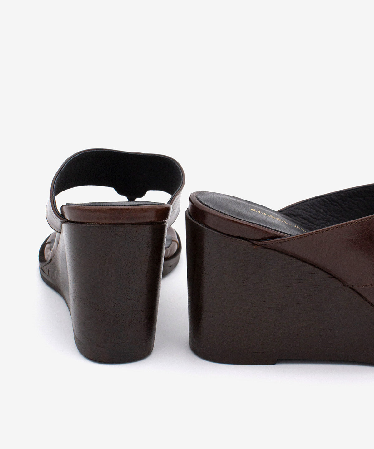 CITA – Sandalia de dedo de mujer con cuña y adorno metálico de piel texturizada - Zapatos m. oscuro - Zapatos de mujer Ángel Alarcón - Women Shoes 2026