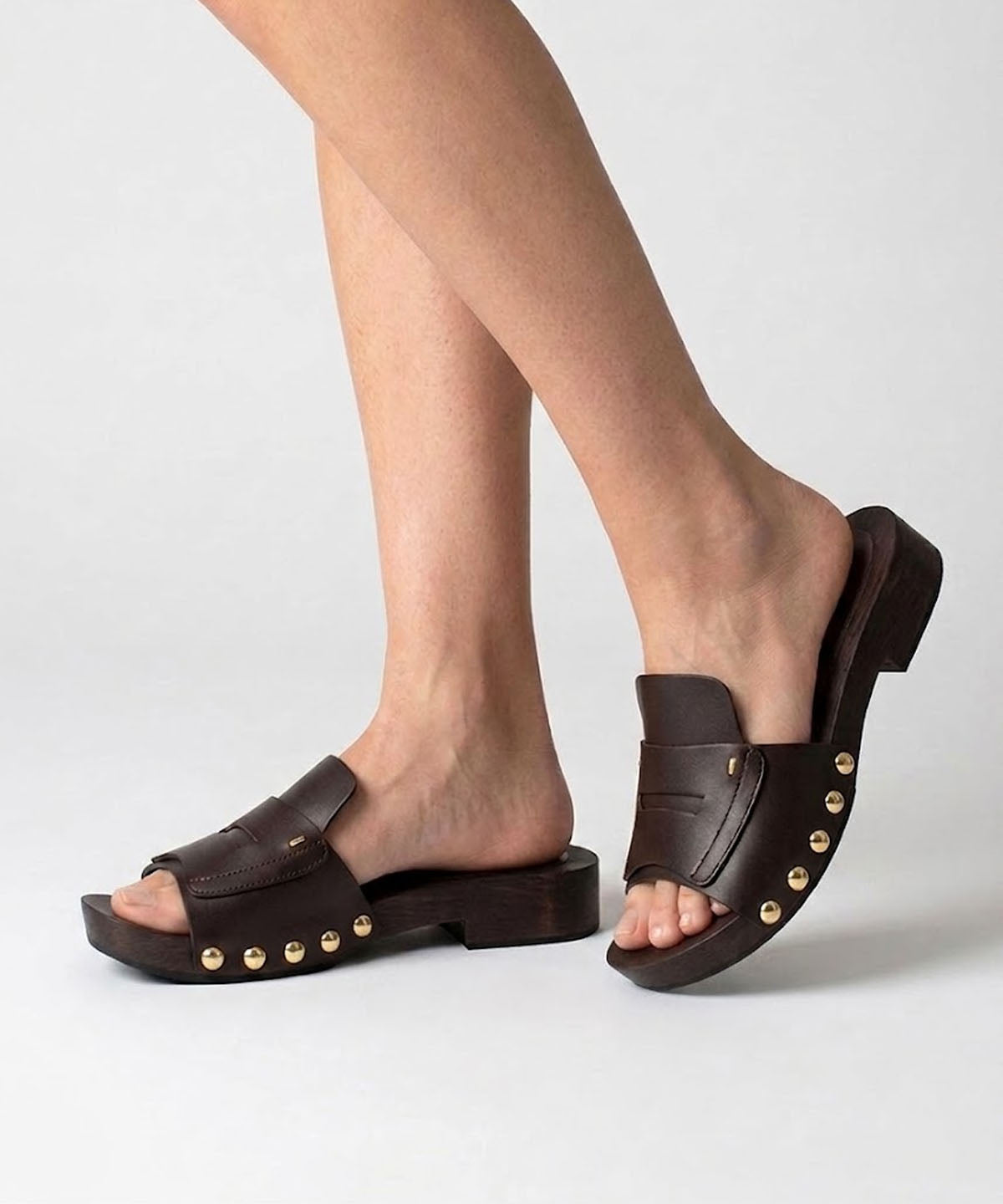 DEBORA - Sandalia mule con suela de madera y tachuelas doradas de piel - Zapatos color cuero - Zapatos de mujer Ángel Alarcón - Women Shoes 2026