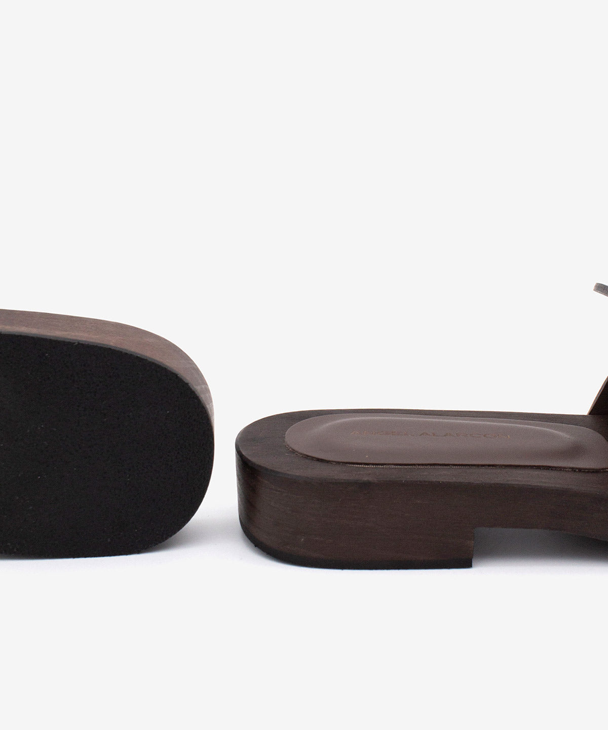 DEBORA - Sandalia mule con suela de madera y tachuelas doradas de piel - Zapatos color cuero - Zapatos de mujer Ángel Alarcón - Women Shoes 2026