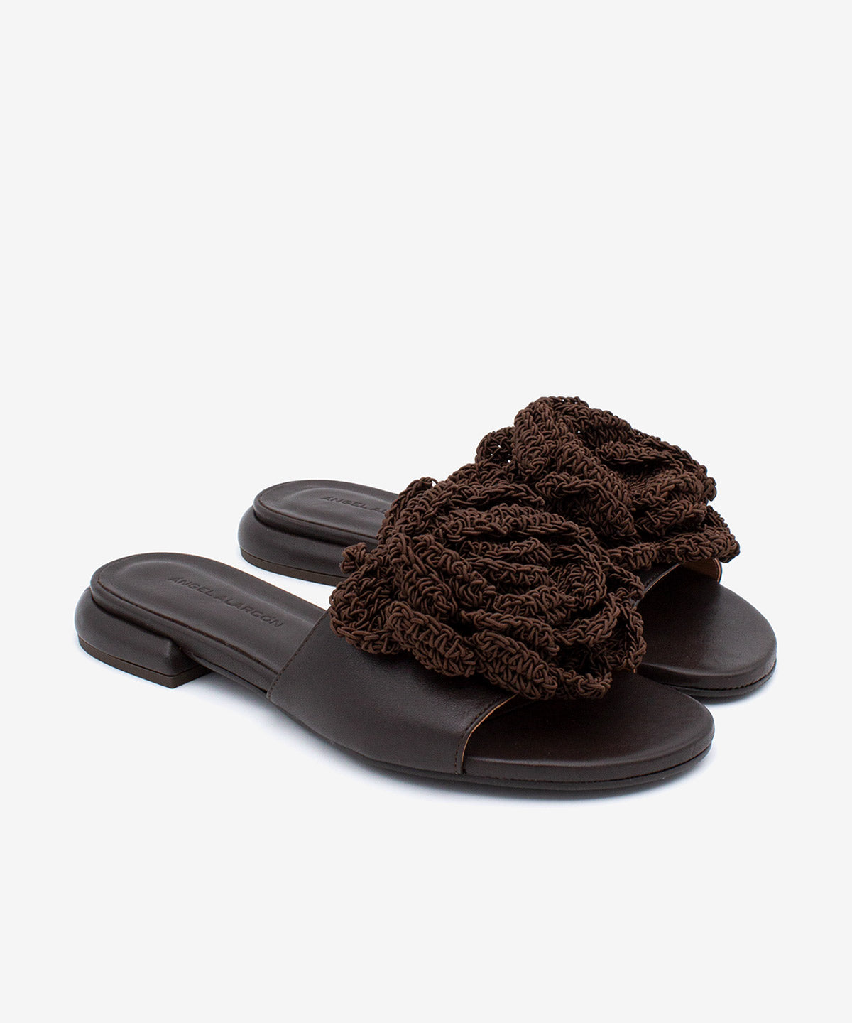 GIOVANNA – Mules de tacón plano con adorno de flor de crochet, sandalia en piel grano suave – marrón oscuro – Talla 35 – Ángel Alarcón