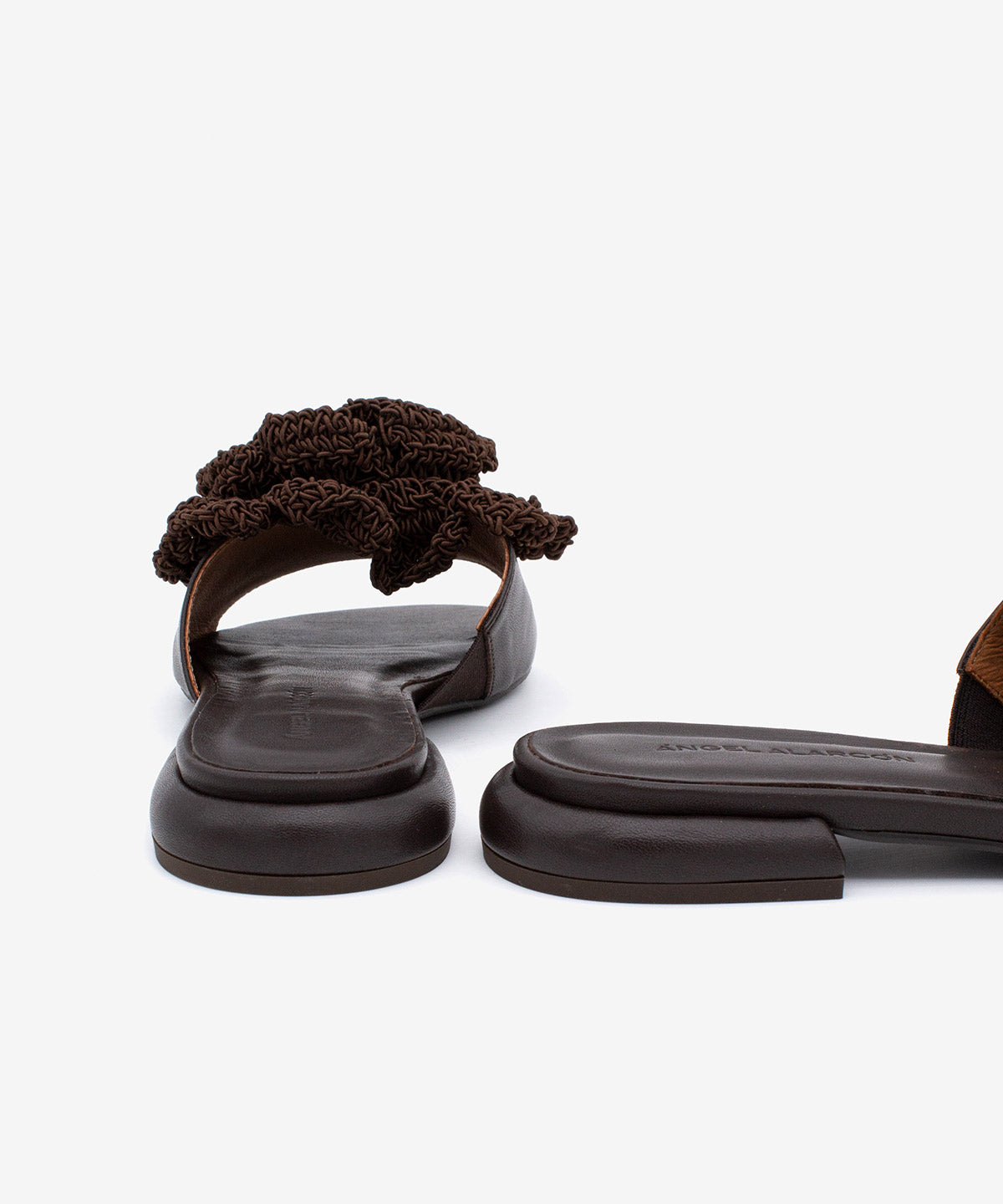 GIOVANNA – Mules de tacón plano con adorno de flor de crochet, sandalia en piel grano suave – marrón oscuro – Talla 36 – Ángel Alarcón