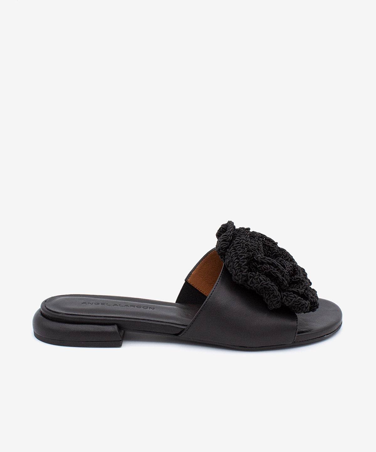 GIOVANNA – Mules de tacón plano con adorno de flor de crochet, sandalia en piel grano suave – negro – Talla 38 – Ángel Alarcón