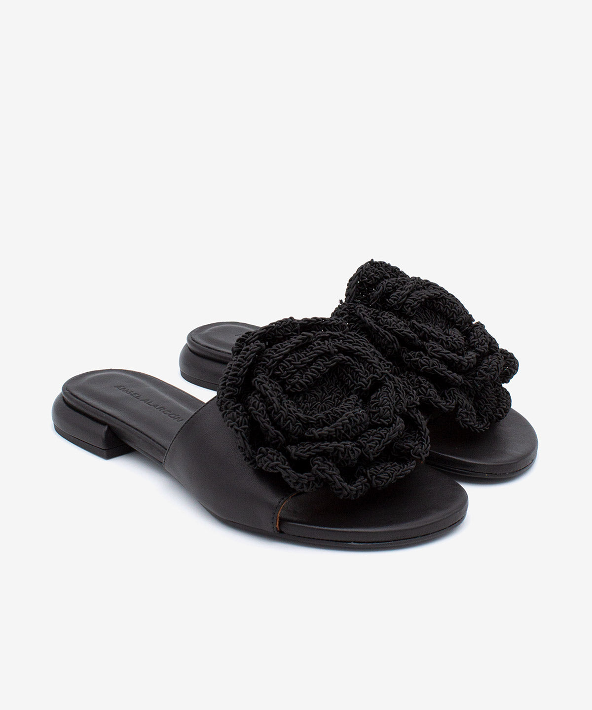 GIOVANNA – Mules de tacón plano con adorno de flor de crochet, sandalia en piel grano suave – negro – Talla 39 – Ángel Alarcón