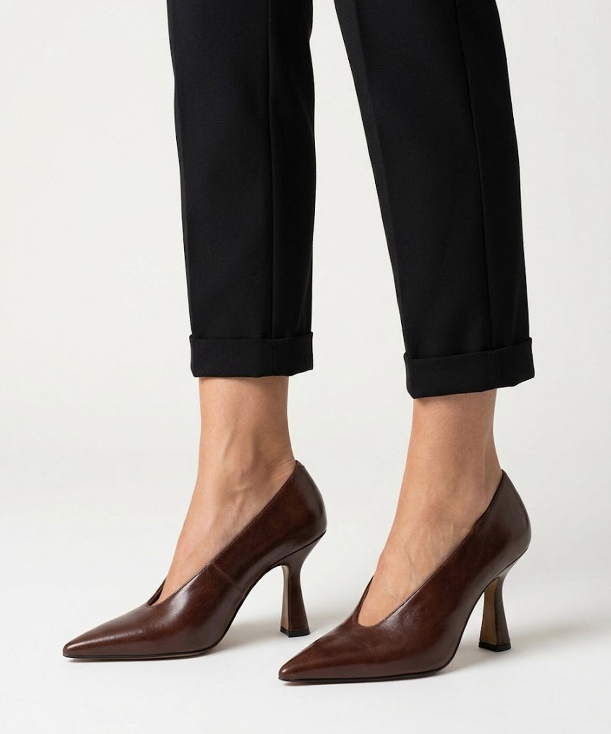 LARISSA - Salón de tacón alto con escote en V alto de piel texturizada - Zapatos Negros - Zapatos de mujer Ángel Alarcón - Women Shoes 2026