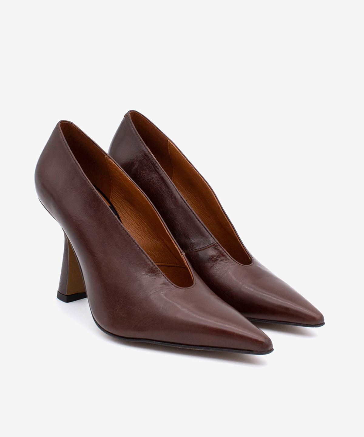 LARISSA - Salón de tacón alto con escote en V alto de piel texturizada - Zapatos Negros - Zapatos de mujer Ángel Alarcón - Women Shoes 2026