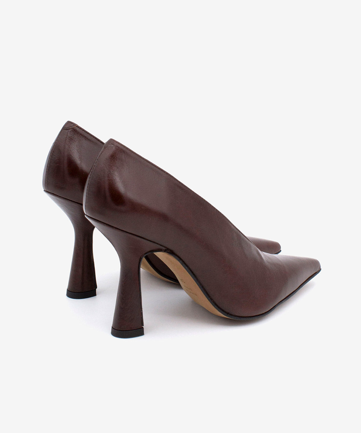 LARISSA - Salón de tacón alto con escote en V alto de piel texturizada - Zapatos Negros - Zapatos de mujer Ángel Alarcón - Women Shoes 2026