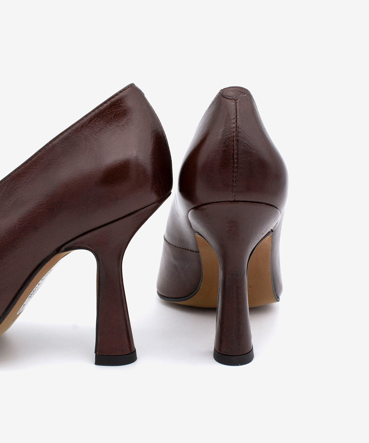 LARISSA - Salón de tacón alto con escote en V alto de piel texturizada - Zapatos Negros - Zapatos de mujer Ángel Alarcón - Women Shoes 2026