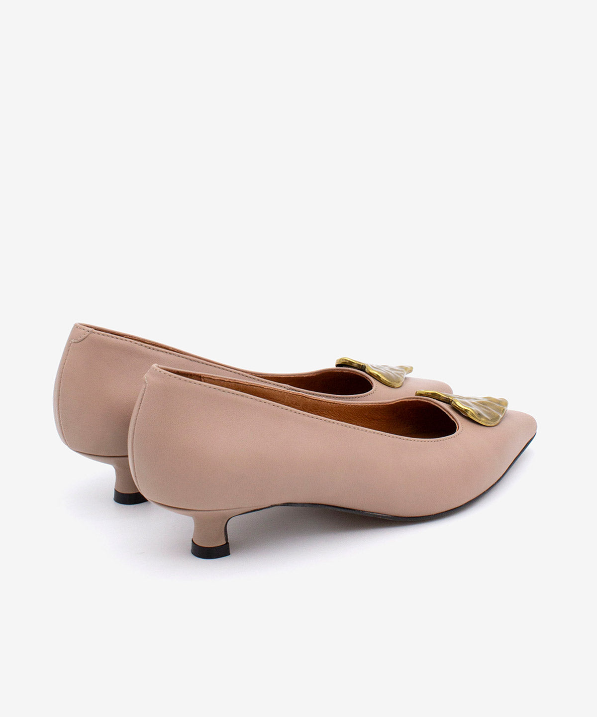 GRACE - Salón de tacón bajo con adorno de corazón dorado de piel lisa - Zapatos Nude - beige - Zapatos de mujer Ángel Alarcón - Women Shoes 2026