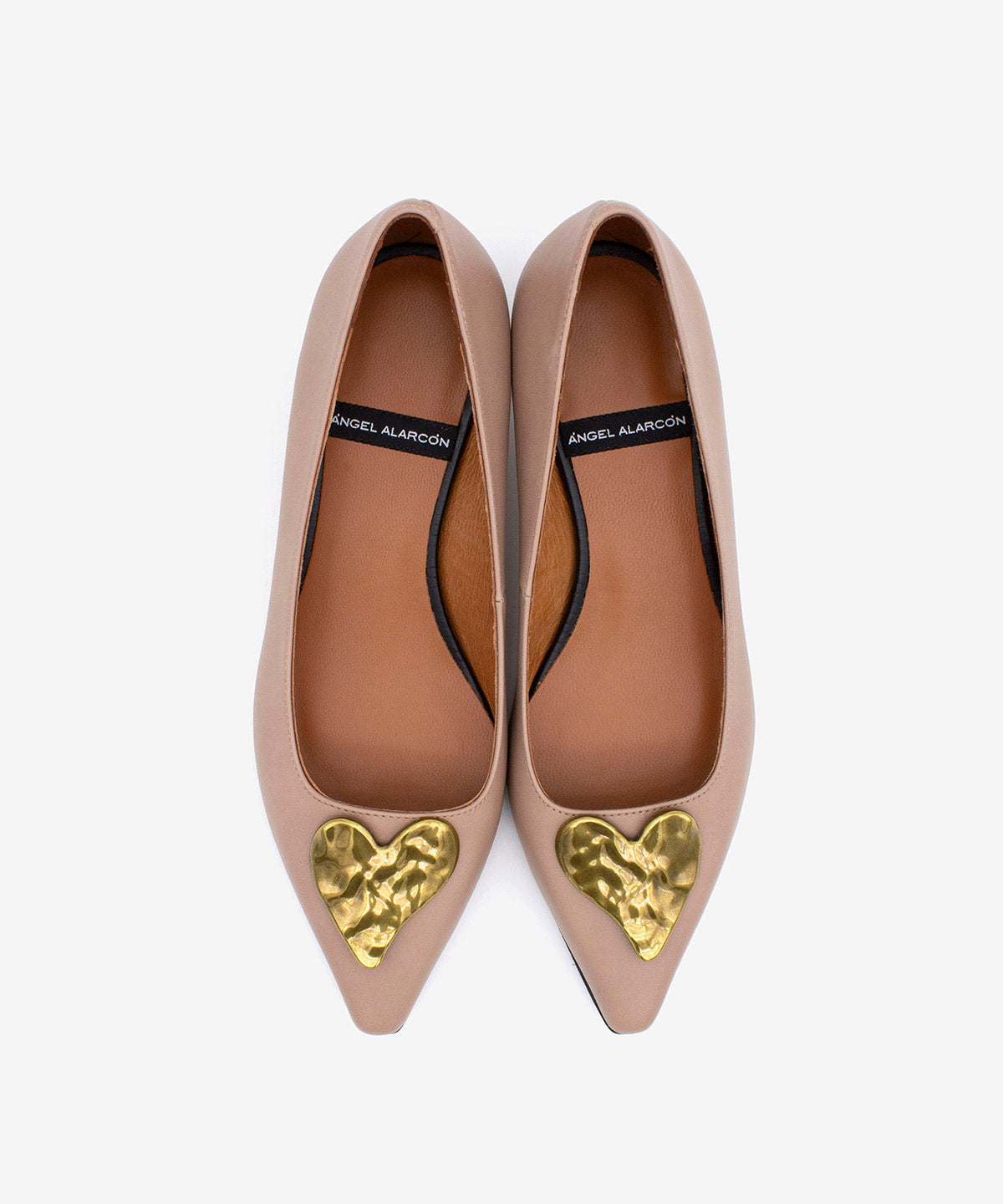 GRACE - Salón de tacón bajo con adorno de corazón dorado de piel lisa - Zapatos Nude - beige - Zapatos de mujer Ángel Alarcón - Women Shoes 2026