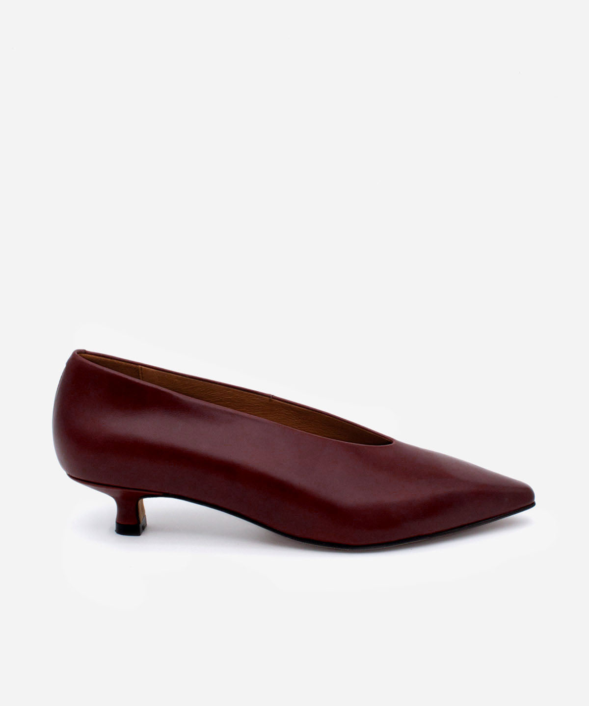 MARGO - Zapato de salón de tacón bajo de piel lisa semibrillo - Zapatos burdeos - Zapatos de mujer Ángel Alarcón - Women Shoes 2026