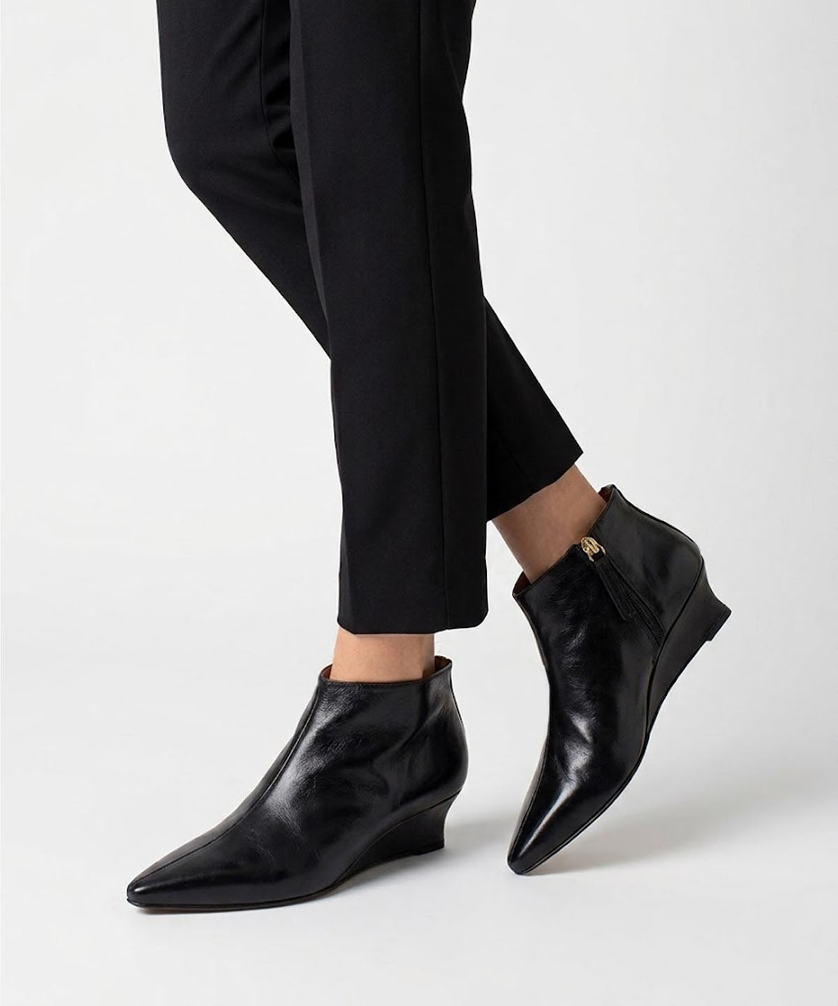 OPHELIA - Botín de cuña con caña baja y puntera afilada de piel texturizada - Zapatos Negros - Zapatos de mujer Ángel Alarcón - Women Shoes 2026
