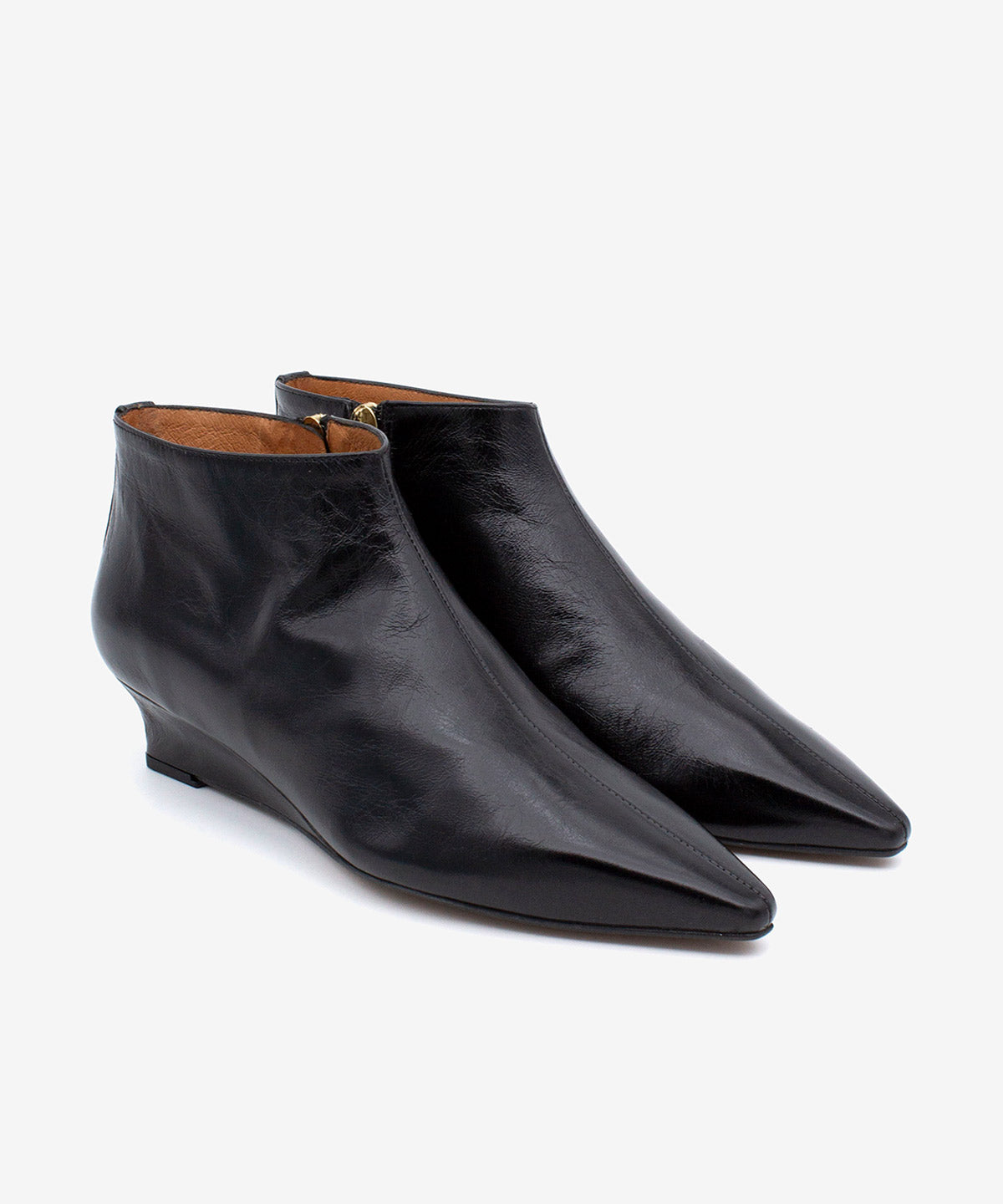 OPHELIA - Botín de cuña con caña baja y puntera afilada de piel texturizada - Zapatos Negros - Zapatos de mujer Ángel Alarcón - Women Shoes 2026