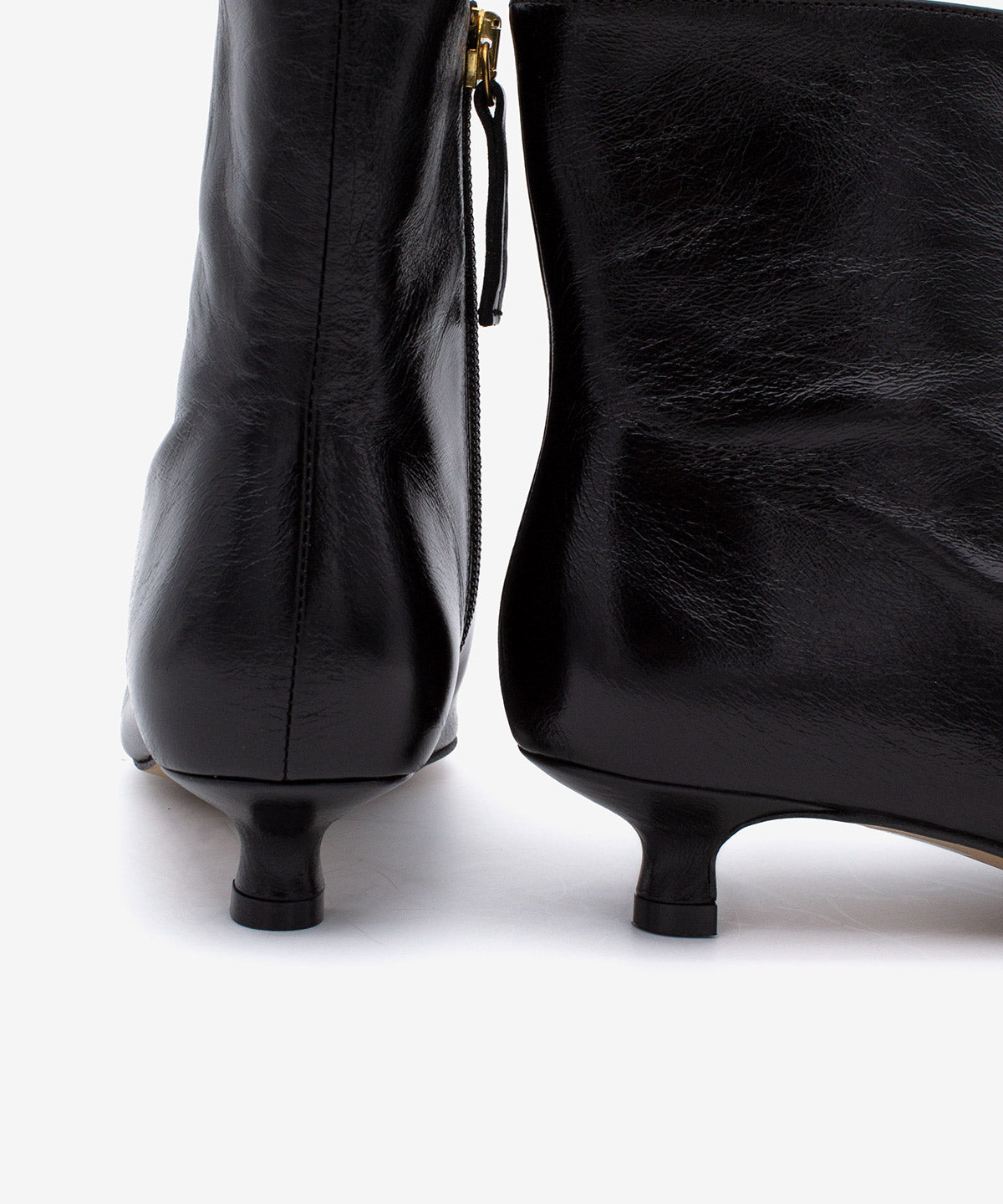 DOROTHEA - Botín de tacón kitten con puntera fina de piel texturizada - Zapatos Negros - Zapatos de mujer Ángel Alarcón - Women Shoes 2026