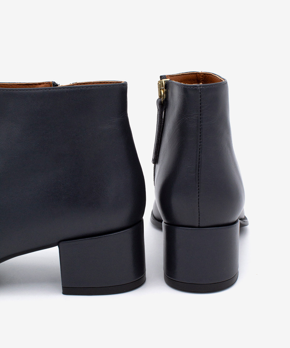 ARWEN - Botín cómodo de tacón ancho con puntera cuadrada de piel lisa - Zapatos Negros - Zapatos de mujer Ángel Alarcón - Women Shoes 2026