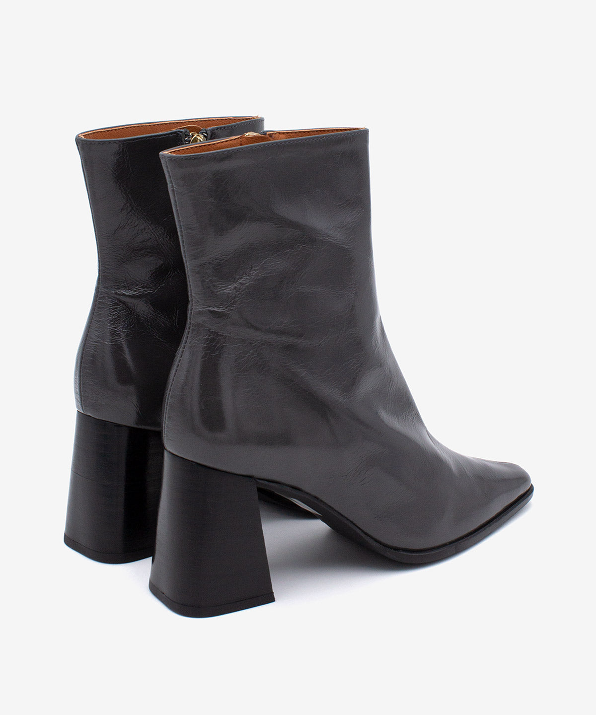 TRIMIA - Botín cómodo con tacón ancho de piel texturizada brillante - Zapatos grises - Zapatos de mujer Ángel Alarcón - Women Shoes 2026