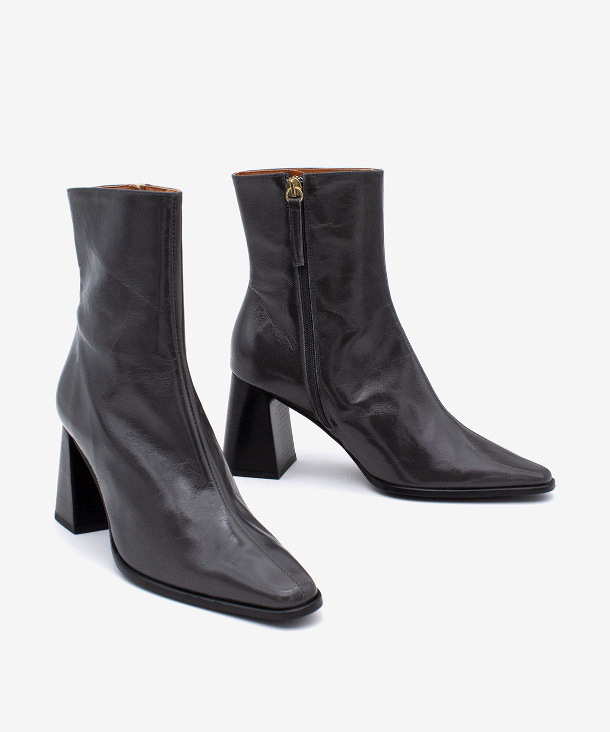TRIMIA - Botín cómodo con tacón ancho de piel texturizada brillante - Zapatos grises - Zapatos de mujer Ángel Alarcón - Women Shoes 2026