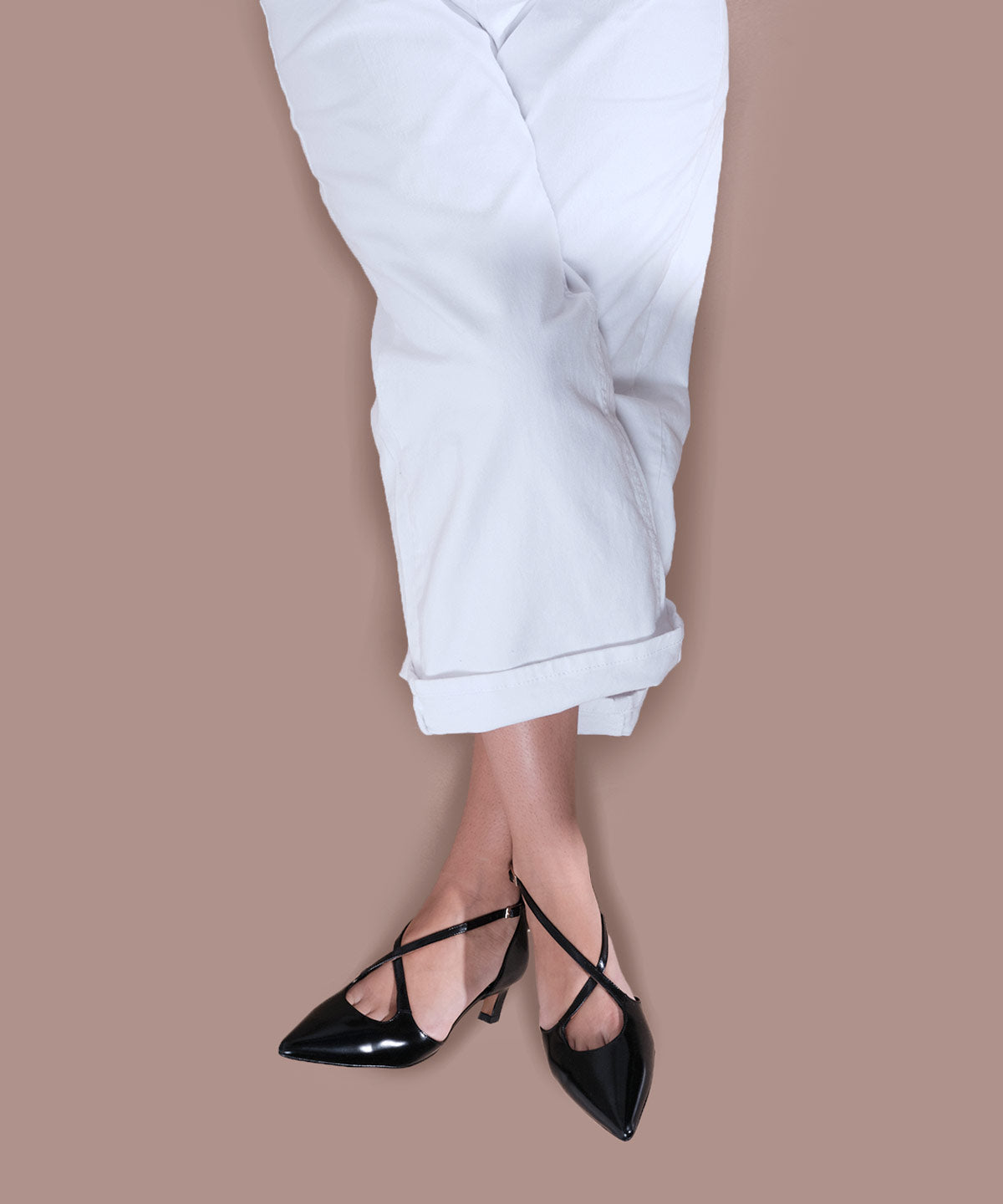 JOLIE – Zapato de pala y talón con cierre cruzado y tacón mini de piel acharolada – negro – Talla 39 – Ángel Alarcón