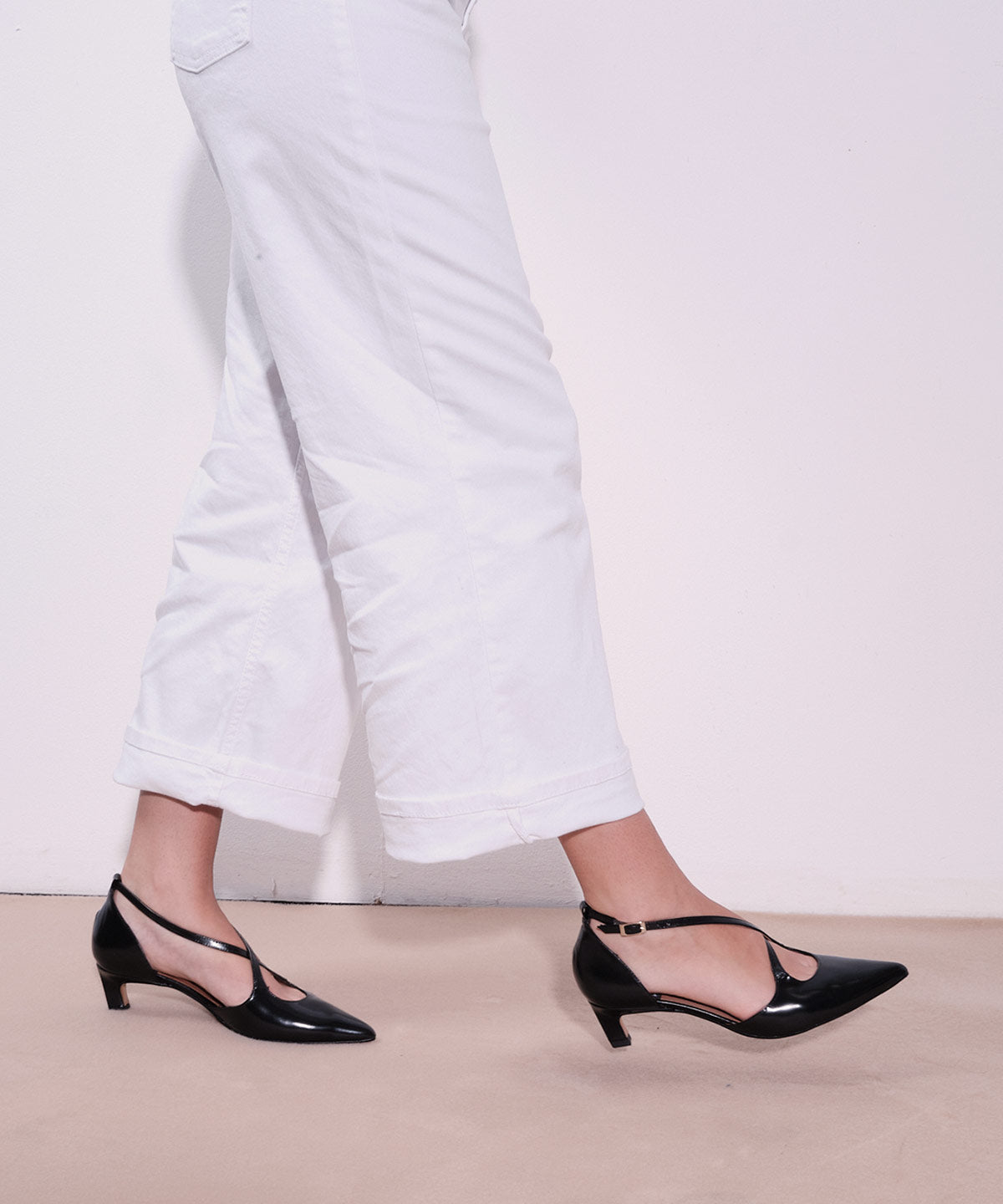 JOLIE – Zapato de pala y talón con cierre cruzado y tacón mini de piel acharolada – negro – Talla 38 – Ángel Alarcón